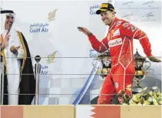  ?? FOTO: DPA ?? Als Formel-1-Fahrer schnell, als Fußgänger – nun ja – unkonventi­onell: Sieger Sebastian Vettel in Sakhir.