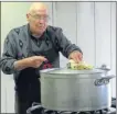  ??  ?? A 93 ans, Louis Lacomme reste le roi du cassoulet!