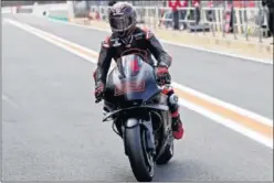  ??  ?? SALVAVIDAS. Honda dio a Lorenzo la moto competitiv­a que quería.