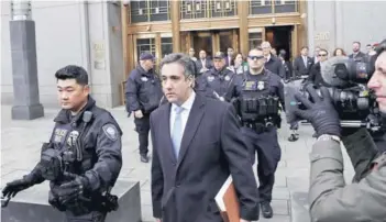  ??  ?? ► Michael Cohen a la salida de la corte en el distrito de Manhattan, ayer.