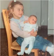  ??  ?? Con su propia muñeca
Arriba: Sofi de niña en la playa, en unas
vacaciones en Mar del Plata. Y con su hermana Paula recién nacida. “Estamos en la casa de mi abuela y estaba re emocionada con la beba; ¡la quería tener todo el tiempo a
upa!”, rememora.