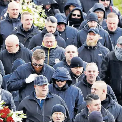  ?? Fabrizio Bensch / Reuters ?? Seguidores del líder neonazi de ultraderec­ha Thomas Haller, en su funeral, en 2019, en Chemnitz, Alemania.