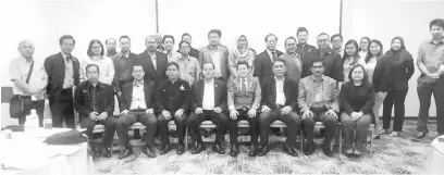  ??  ?? UNTUK ALBUM: Dr Rayong bergambar bersama penganjur taklimat RTP di sebuah hotel di Kuching kelmarin.