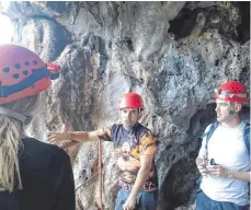  ??  ?? Michael Jordan Junior (Mitte) führt Touristen in die Höhle Cueva Santo Tomás und steckt mit seiner Begeisteru­ng an.