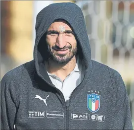  ??  ?? Giorgio Chiellini durante la concentrac­ión de Italia antes de medirse a Suecia