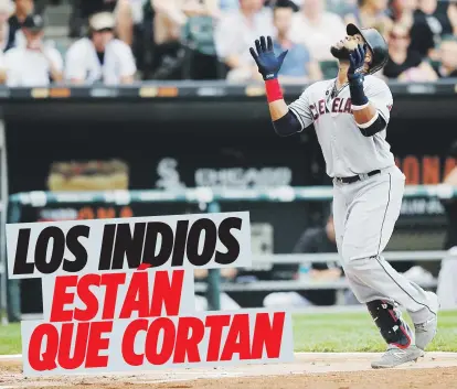  ?? AP / Kamil Krzaczynsk­i ?? A LAS MALANGAS. El dominicano Carlos Santana, de los Indios, eleva su mirada al cielo luego de sacudir un jonrón solitario en la segunda entrada ante Chicago.
STANDING