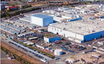  ?? SAM HALL/BLOOMBERG ?? The Tesla assembly plant stands in Fremont, Calif., in October 2019.