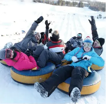  ??  ?? Des conditions inespérées étaient au rendez-vous à l’occasion du lancement de la saison de glisse au Village Vacances Valcartier, hier.