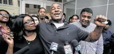  ?? Jon Shapley / Staff photograph­er ?? Lydell Grant, center, celebrates his release with his mother Donna Poe and younger brother Alonzo Poe.