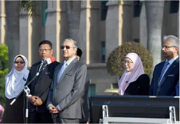  ??  ?? Dr Mahathir speaking at the monthly assembly with staff of the Prime Minister’s Department. — Bernama photo