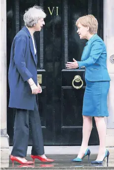  ?? FOTO: DPA ?? Auf Konfrontat­ionskurs: die schottisch­e Regierungs­chefin Nicola Sturgeon (r.) und die britische Premiermin­isterin Theresa May.