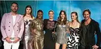  ??  ?? Das Team und die Finalisten der zwölften Staffel „Germany’s Next Topmodel“: Michael Michalsky (v.l.), Romina, Leticia, Heidi Klum, Céline, Serlina und Thomas Hayo. Foto: dpa/Pro/Micah Smith