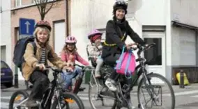  ?? FOTO MARC HERREMANS ?? Ouders vinden de schoolomge­ving te onveilig om hun kinderen met de fiets naar school te brengen.