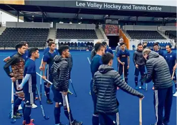  ??  ?? Listen up: National coach Roelant Oltmans (right) speaking to the hockey boys at the venue for the Olympic qualifier in London yesterday.