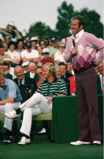  ??  ?? 1975 Masters champion Jack Nicklaus smiles as runner-up (by one stroke) Tom Weiskopf speaks