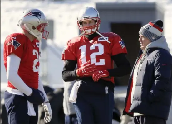  ?? THE ASSOCIATED PRESS ?? New England Patriots quarterbac­ks Brian Hoyer, left, and Tom Brady, center, stand with head coach Bill Belichick, right, during Thursday’s practice in Foxborough, Mass.