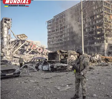  ?? ?? El centro comercial Retroville, en Kiev, quedó reducido a cenizas, mientras rescatista­s