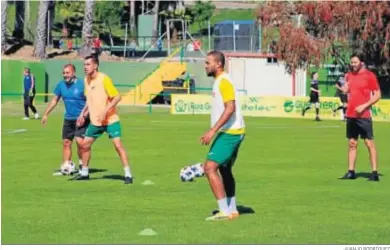  ?? JUANJO RODRÍGUEZ ?? Ekedo y Trujillo, en el San Rafael ante la mirada de su entrenador, Keko Rosano.