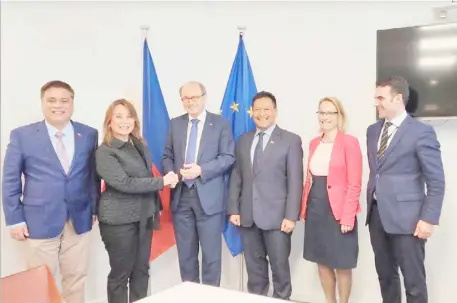  ?? ?? ‘MY colleagues and I assured the EU that we share the same advocacies,’ said Legarda, with Senate President Juan Miguel Zubiri (left) and Senator JV Ejercito (third from right).