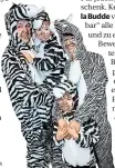  ?? RP-FOTO: H.J. BAUER ?? Familie Schramm als Zebras: Vater Falko mit Julius und Mutter Susann mit Tadeus
