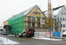  ?? Foto: Winfried Rein ?? Fleißig gebaut wird auch in Winterzeit­en wie diesen am ehemaligen Geschäftsh­aus von „Betten Kunze“am Donaukai in Neuburg.