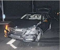  ?? FOTO: TOBIAS SCHUMACHER ?? Der beim Unfall beschädigt­e Mercedes-Benz.