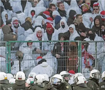  ?? FOTO: DPA ?? Krawalle beim Karnevalsd­erby: Nach der Niederlage bei Borussia Mönchengla­dbach am 15. Februar 2015 randaliere­n Fans aus Köln in Maleranzüg­en und stürmen später den Rasen im Borussia-Park.