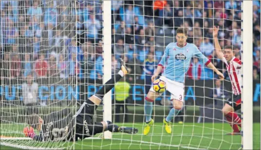  ??  ?? PARADA CLAVE. Rubén Blanco evitó, con una intervenci­ón sobre la línea de gol, que Laporte establecie­ra el 3-2 al inicio de la segunda parte.