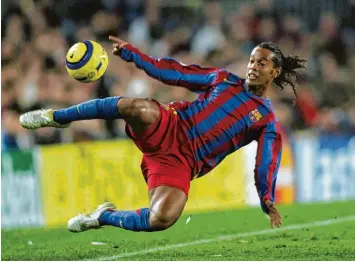  ?? Archivfoto: Carmen Jaspersen, dpa ?? Der Ball war in jeder Lage sein Freund. Nun verabschie­det sich Ronaldo de Assis Moreira oder Ronaldinho Gaúcho, einer der bes ten Techniker, in den Ruhestand.