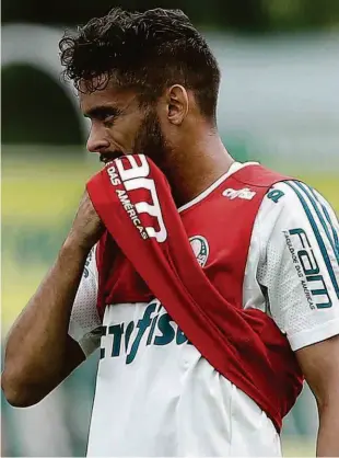  ?? Cesar Greco - 27.jan.18/ag. Palmeiras/divulgação ?? O meia Gustavo Scarpa tem derrota para o Fluminense na Justiça do Trabalho; por causa disso, deve perder o primeiro jogo das quartas de final do Paulistão