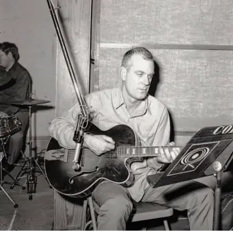  ?? Hubert Long Collection of Country Music Hall of Fame and Museum ?? Guitarist Ray Edenton, shown at a recording session in Nashville in the 1960s, played on recordings by artists including the Everly Brothers, Charley Pride, Neil Young and Patsy Cline.