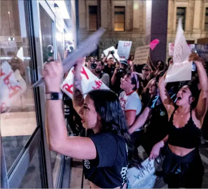  ?? ?? Manifestan­tes pró-aborto concentrar­am-se ontem frente ao Senado no estado norte-americano do Arizona