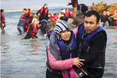  ?? DR ?? Migrantes chegam até à Europa em embarcaçõe­s precárias
