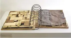  ??  ?? Benjamín Guzmán. “Libro de ejercicios”, 2018. Madera y acero, 40 x 45 x 15 cm. cerrado. 85 x 45 x 15 cm,.abierto.