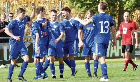  ?? Foto: Ernst Mayer ?? Freude pur bei den Jettingern, Ernüchteru­ng aufseiten der Reisensbur­ger: Überrasche­nd deutlich endete am Sonntag das Spitzenspi­el der Fußball Kreisliga West. In der ge zeigten Form dürfen sich die VfR Spieler in dieser Saison noch einiges erhoffen.