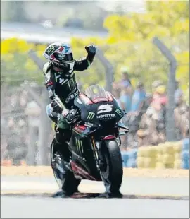  ?? EDDY LEMAISTRE / EFE ?? Zarco celebra su segunda pole de la temporada ante su público