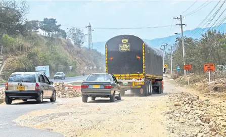  ?? JAIME MORENO VARGAS/ADN ?? Así lucen algunos tramos de la vía entre La Cemento y Rionegro y por eso es que la comunidad reclama mayor inversión en este tramo.