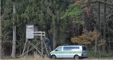  ?? Fotos: Marcus Merk ?? Auch jeder Jägerstand wurde von der Polizei untersucht: Mit einer Großfahndu­ng wurde gestern das Waldstück bei Welden nach dem vermissten Christoph Kast durchsucht.