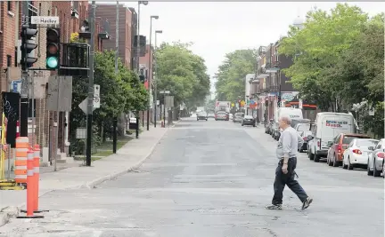  ?? PIERRE OBENDRAUF ?? A plan presented Monday by the city and the borough of Sud-Ouest outlines developmen­ts for the western sector of St-Henri and parts of Côte-St-Paul that will include a three-kilometre bike path down Ave. de l’Eglise, enlarged sidewalks and safer...