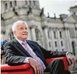  ?? Foto: dpa ?? Seehofer beim Sommerinte­rview dem Reichstag in Berlin. vor