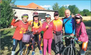  ?? PROVIDED TO CHINA DAILY ?? Lin Heping (third from right) and four other members of his cycling team pose with a Czech man (second from right) in the man’s garden during their 89-day bike ride around Europe.