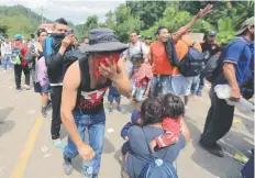  ??  ?? Personal de la CNDH ofreció atención médica a personas con lesiones menores y crisis nerviosas, además de botellas de agua y asesoría legal, informó el organismo.