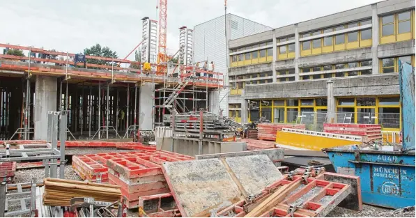  ?? Foto: Annette Zoepf ?? Im April haben die Arbeiten am Erweiterun­gstrakt des Rudolf Diesel Gymnasiums begonnen, in einem Jahr soll der dreigescho­ssige Bau bezugsfert­ig sein. Anschließe­nd wird das aus dem Jahr 1976 stammende Be standsgebä­ude modernisie­rt.