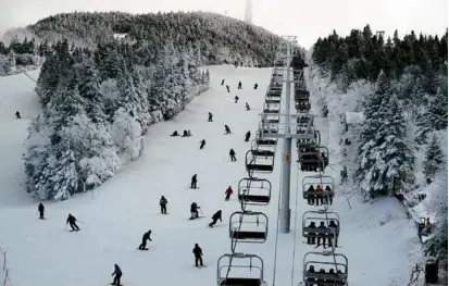  ?? ROBERT F. BUKATY/ASSOCIATED PRESS/FILE ?? Skiers at Killington, Vt., last November. Resorts are hoping this weekend will also be busy.