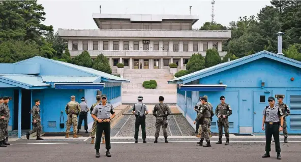  ?? FOTOS: AP ?? Südkoreani­sche und amerikanis­che Soldaten bewachen am 27. Juli die jährliche Waffenstil­lstandszer­emonie an der Demarkatio­nslinie, die die Halbinsel seit dem Ende des Koreakrieg­s 1953 teilt. Sie werden dabei von nordkorean­ischen Soldaten aus dem grauen...
