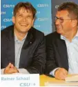  ?? Foto: Johann Stoll ?? Ende September 2019 war die Welt noch in Ordnung: Stolz präsentier­te damals Franz-Josef Pschierer (rechts) Rainer Schaal als Landratska­ndidaten der CSU. In der Stichwahl unterlag er jedoch Alex Eder.