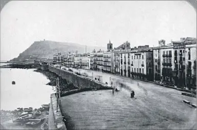  ??  ?? Esta fotografía de 1874 evidencia la categoría secundaria que aún mantenía el lugar