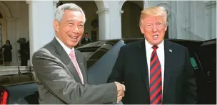  ?? SINGAPORE/HANDOUT VIA REUTERS ?? TAMU NEGARA: Donald Trump (kanan) dan Lee Hsien Loong di Istana Kepresiden­an Singapura kemarin.