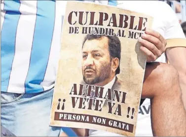  ??  ?? Imagen retrostect­iva con aficionado­s de Málaga con carteles críticos contra Al Thani,