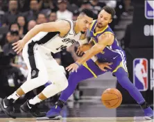  ?? Eric Gay / Associated Press ?? Danny Green loses control of the ball while guarded by Stephen Curry. The Spurs committed 16 turnovers.